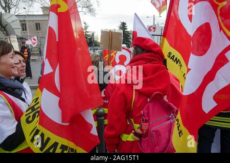 I professionisti del settore sanitario marzo per protestare contro le pensioni reforrm, Lione, Francia Foto Stock