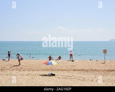 Turisti che si godono la bella meteo vietnamita Foto Stock