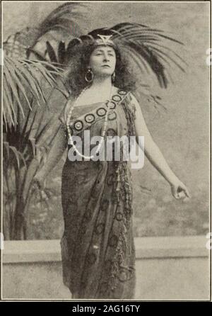 . Recensione di recensioni e mondo del lavoro. Portatile la posa di binari ferroviari PER IL TRASPORTO DI CANNA DA ZUCCHERO PER I MULINI. Ciò che la stagione musicale offre NEW YORK. Da W. J. HENDERSON la stagione musicale, che ha cominciato a NewYork con la prima settimana di Novemberand terminerà con la prima settimana di maggio, è beone della maggior parte attiva e feconda che la cityhas noto di recente. Ci sarà un largernumber di concerti orchestrali di importancethan vi è stata in alcuni anni, mentre un ONU-numero abituale dei virtuosi del famoso è a croce mare. L'opera non promette nulla di seriousvalue nel modo di novità, BU Foto Stock