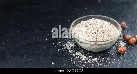 Nocciole con messa a terra (messa a fuoco selettiva; close-up shot) su sfondo vintage Foto Stock