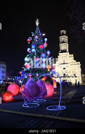 Kaunas magia albero di Natale e il mercato tradizionale nella città vecchia, verticale Foto Stock