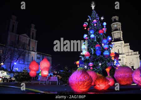 Kaunas magia albero di Natale e il mercato tradizionale nella città vecchia Foto Stock