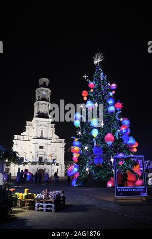 Kaunas magia albero di Natale e il mercato tradizionale nella città vecchia, verticale Foto Stock