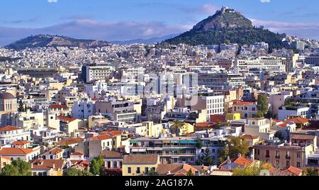 Atene panoramico con vista sul Monte Licabetto, dalla zona di Anafiotika, Grecia. Foto Stock