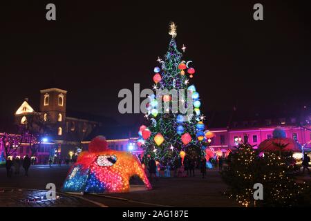 Kaunas magia albero di Natale e il mercato tradizionale nella città vecchia Foto Stock