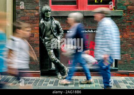 John Lennon statua e la parete della caverna di fama, Cavern Club, Mathew Street, Liverpool, Merseyside England, Regno Unito, Europa Foto Stock