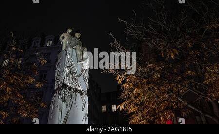 Lione, Francia, Europa, 6 dicembre 2019, la vista del piccolo principe statua di notte Foto Stock