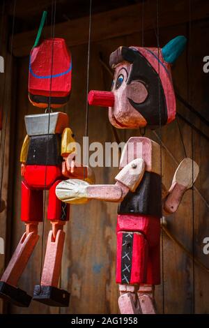 Pinocchio burattino di legno appesa fuori come decorazione Foto Stock