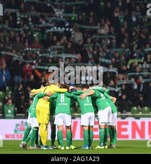 17 dicembre 2019, Brema: Calcio - Bundesliga, Werder Bremen - 1° FSV Mainz 05, xvi giornata. Il team di Brema è insieme prima di iniziare il gioco. Foto: Carmen Jaspersen/dpa - NOTA IMPORTANTE: In conformità con i requisiti del DFL Deutsche Fußball Liga o la DFB Deutscher Fußball-Bund, è vietato utilizzare o hanno utilizzato fotografie scattate allo stadio e/o la partita in forma di sequenza di immagini e/o video-come sequenze di foto. Foto Stock