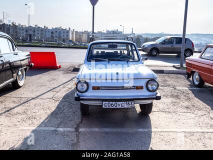 Samara, Russia - 26 Ottobre 2019: retrò sovietico automobile ZAZ-968M parcheggiato fino alla strada di città Foto Stock