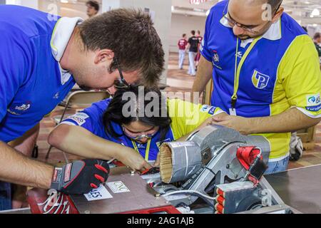 Miami Florida,Negozi a Midtown Miami,Torneo di QI Battlebots,robot di battaglia,robotica,competizione,teen studentesco,teenager adolescente adolescente adolescente,ragazze bambina,yo Foto Stock