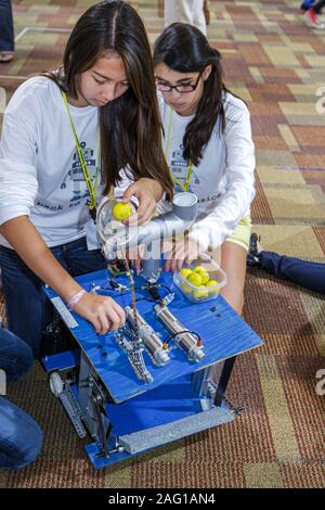 Miami Florida,Negozi a Midtown Miami,Torneo di QI Battlebots,robot di battaglia,robotica,competizione,teen studentesco,teenager adolescente adolescente adolescente,ragazze bambina,yo Foto Stock