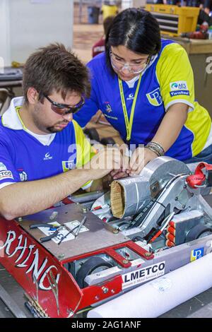 Miami Florida,Negozi a Midtown Miami,Torneo di Battlebots IQ,robot da battaglia,robotica,competizione,teen studentesco,teenager teenagers adolescente,maschio,ragazzi Foto Stock