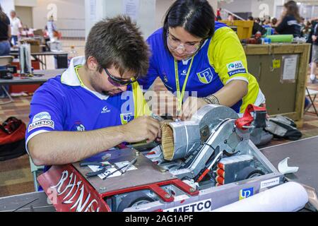 Miami Florida,Negozi a Midtown Miami,Torneo di Battlebots IQ,robot da battaglia,robotica,competizione,teen studentesco,teenager teenagers adolescente,maschio,ragazzi Foto Stock