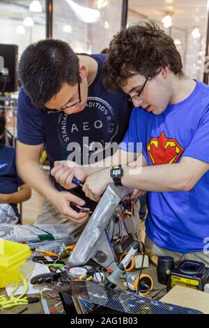 Miami Florida,Negozi a Midtown Miami,Torneo di Battlebots IQ,robot da battaglia,robotica,competizione,teen studentesco,teenager teenagers adolescente,maschio,ragazzi Foto Stock