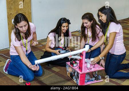 Miami Florida,Negozi a Midtown Miami,Torneo di QI Battlebots,robot di battaglia,robotica,competizione,teen studentesco,teenager adolescente adolescente adolescente,ragazze bambina,yo Foto Stock