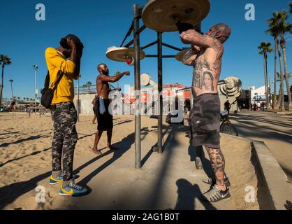 La punzonatura la velocità sacco da boxe, Venice Beach, Los Angeles, California, Stati Uniti d'America Foto Stock