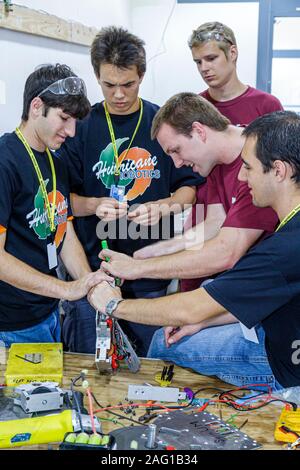 Miami Florida,Negozi a Midtown Miami,Torneo di Battlebots IQ,robot da battaglia,robotica,competizione,teen studentesco,teenager teenagers adolescente,maschio,ragazzi Foto Stock