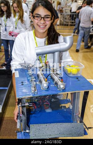 Miami Florida,Negozi a Midtown Miami,Torneo di QI Battlebots,robot di battaglia,robotica,competizione,teen studentesco,teenager adolescente adolescente adolescente,ragazze bambina,yo Foto Stock