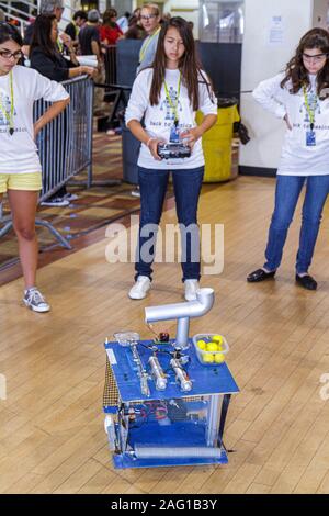 Miami Florida,Negozi a Midtown Miami,Torneo di QI Battlebots,robot di battaglia,robotica,competizione,teen studentesco,teenager adolescente adolescente adolescente,ragazze bambina,yo Foto Stock