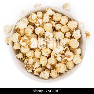 Porzione di popcorn come dettagliato di close-up shot isolato su sfondo bianco Foto Stock