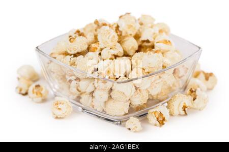 Porzione di popcorn come dettagliato di close-up shot isolato su sfondo bianco Foto Stock