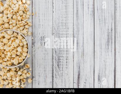 Fresche fatte di popcorn su un sfondo vintage come dettagliato di close-up shot Foto Stock