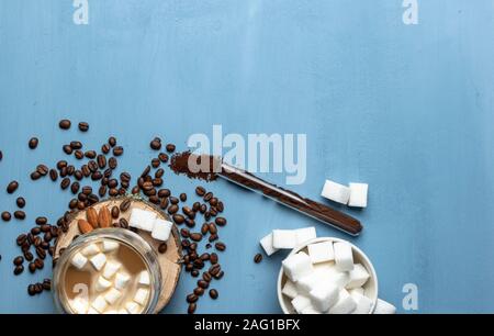 La tazza di tè o caffè con marshmallows. Zucchero e spezie. manciata di caffè baens. Le decorazioni di Natale. blu o sfondo aqua Foto Stock