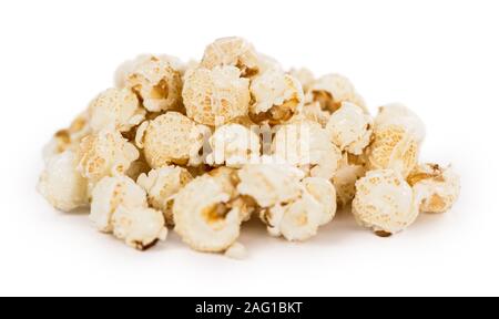 Porzione di popcorn come dettagliato di close-up shot isolato su sfondo bianco Foto Stock