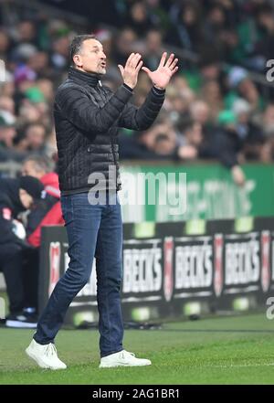 17 dicembre 2019, Brema: Calcio - Bundesliga, Werder Bremen - 1° FSV Mainz 05, xvi giornata. Mainz coach Achim Beierlorzer gesticulates sul lato linea. Foto: Carmen Jaspersen/dpa - NOTA IMPORTANTE: In conformità con i requisiti del DFL Deutsche Fußball Liga o la DFB Deutscher Fußball-Bund, è vietato utilizzare o hanno utilizzato fotografie scattate allo stadio e/o la partita in forma di sequenza di immagini e/o video-come sequenze di foto. Foto Stock