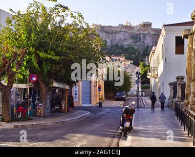 La Plaka, Atene / Grecia - Dicembre 06, 2019: Street nelle prime ore del mattino con negozi chiusi facciate sotto Acropolis hill nel settore turistico con ancien Foto Stock