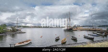 OSLO, Norvegia - 21 Luglio 2019: barche storiche e nave ormeggiata sotto un luminoso cielo nuvoloso, girato sotto nuvoloso luminosa luce estiva sulla luglio 21, 2019 a OS Foto Stock