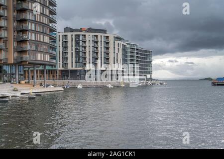 OSLO, Norvegia - 21 Luglio 2019: architettura contemporanea e acqua a Tjuvholmen rinnovamento urbano intorno , girato sotto nuvoloso luminosa luce estiva su Foto Stock