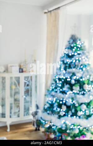 Bellissima vacanza decorate light room con albero di Natale nei colori bianco e blu. Fuori dal fuoco sparato per la fotografia di sfondo. Scheda verticale. Spazio di copia Foto Stock