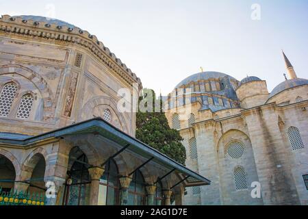 Il XVI secolo la tomba di Hurrem Sultan nella motivazione della Moschea Suleymaniye ad Istanbul in Turchia. Solimano si vede profilarsi in background Foto Stock