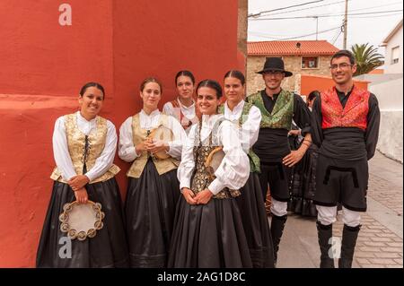 Ritratto di gruppo di tradizionali danze folk durante feste annuali, Corrubedo, Galizia, Spagna Foto Stock
