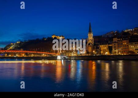 Lione, Francia, Europa, 6 dicembre 2019, la vista del fiume Rodano e la città di Lione al crepuscolo Foto Stock