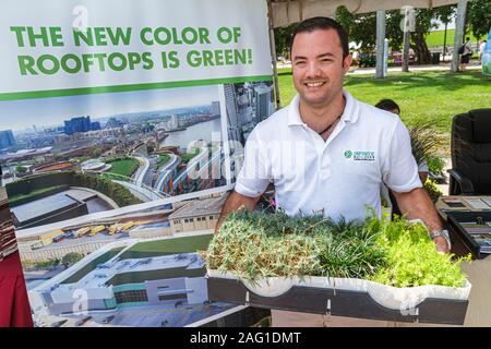 Miami Florida,Bayfront Park,Miami Goin' Green,Earth Day,festival,ecologico,espositore,uomo uomo maschio,piante da tetto,FL100430016 Foto Stock