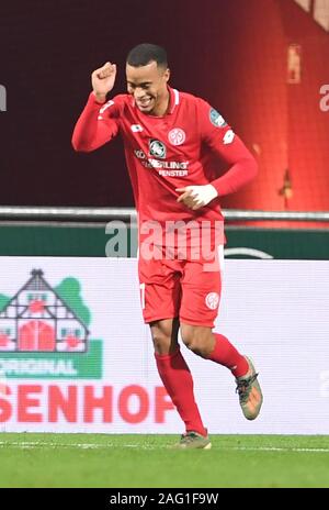 17 dicembre 2019, Brema: Calcio - Bundesliga, Werder Bremen - 1° FSV Mainz 05, xvi giornata. Robin Quaison da Mainz è felice circa il suo secondo obiettivo a 0:3. Foto: Carmen Jaspersen/dpa - NOTA IMPORTANTE: In conformità con i requisiti del DFL Deutsche Fußball Liga o la DFB Deutscher Fußball-Bund, è vietato utilizzare o hanno utilizzato fotografie scattate allo stadio e/o la partita in forma di sequenza di immagini e/o video-come sequenze di foto. Foto Stock