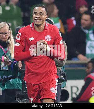 17 dicembre 2019, Brema: Calcio - Bundesliga, Werder Bremen - 1° FSV Mainz 05, xvi giornata. Robin Quaison da Mainz è felice circa il suo secondo obiettivo a 0:3. Foto: Carmen Jaspersen/dpa - NOTA IMPORTANTE: In conformità con i requisiti del DFL Deutsche Fußball Liga o la DFB Deutscher Fußball-Bund, è vietato utilizzare o hanno utilizzato fotografie scattate allo stadio e/o la partita in forma di sequenza di immagini e/o video-come sequenze di foto. Foto Stock