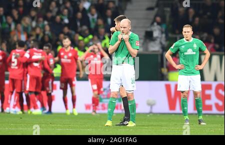 17 dicembre 2019, Brema: Calcio - Bundesliga, Werder Bremen - 1° FSV Mainz 05, xvi giornata. Werders Davy Klaassen e in background Ludwig Augustinsson sono a cerchio di partenza dopo le 0:3. Foto: Carmen Jaspersen/dpa - NOTA IMPORTANTE: In conformità con i requisiti del DFL Deutsche Fußball Liga o la DFB Deutscher Fußball-Bund, è vietato utilizzare o hanno utilizzato fotografie scattate allo stadio e/o la partita in forma di sequenza di immagini e/o video-come sequenze di foto. Foto Stock