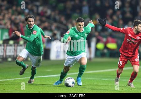 17 dicembre 2019, Brema: Calcio - Bundesliga, Werder Bremen - 1° FSV Mainz 05, xvi giornata. Werders Leonardo Bittencourt (l) e Milot Rashica in attacco. Foto: Carmen Jaspersen/dpa - NOTA IMPORTANTE: In conformità con i requisiti del DFL Deutsche Fußball Liga o la DFB Deutscher Fußball-Bund, è vietato utilizzare o hanno utilizzato fotografie scattate allo stadio e/o la partita in forma di sequenza di immagini e/o video-come sequenze di foto. Foto Stock