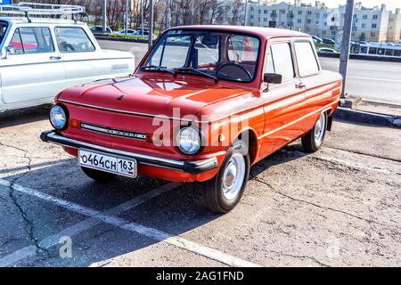Samara, Russia - 26 Ottobre 2019: retrò sovietico automobile ZAZ-968M parcheggiato fino alla strada di città Foto Stock