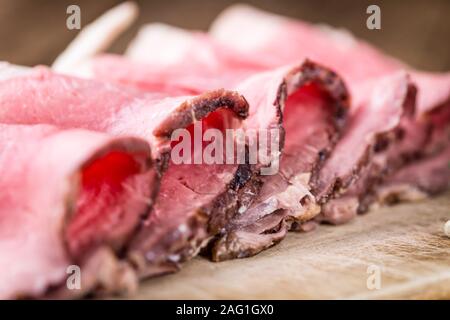Porzione di Roastbeef a fette (messa a fuoco selettiva; close-up shot) Foto Stock