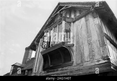 Close-up di fronte a capanna di Dixter Manor, costruito nel 1450 circa: Northiam, East Sussex, Regno Unito. Versione in bianco e nero Foto Stock