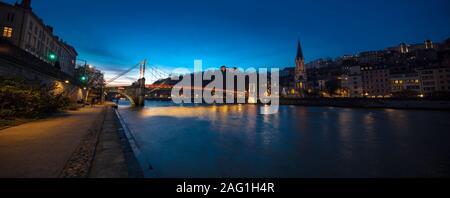 Lione, Francia, Europa, 6 dicembre 2019, la vista del fiume Rodano e la città di Lione al crepuscolo Foto Stock