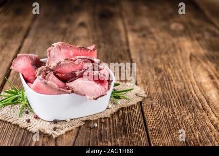 Porzione di Roastbeef a fette (messa a fuoco selettiva; close-up shot) Foto Stock