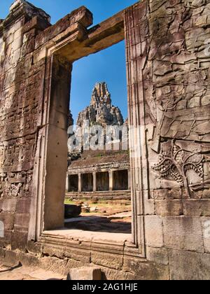 I resti di un tempio presso l'antico sito Khmer di Angkor Thom vicino a Siem Reap in Cambogia. Foto Stock