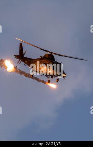 SANICOLE, Belgio - Sep 13, 2019: belga Air Force Agusta A109 elicottero sparare razzi durante una dimostrazione di volo a Sanice Airshow al tramonto Foto Stock