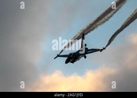 SANICOLE, Belgio - Sep 13, 2019: belga Air Force F-16 jet da combattimento durante una dimostrazione di volo a Sanice Airshow al tramonto Foto Stock